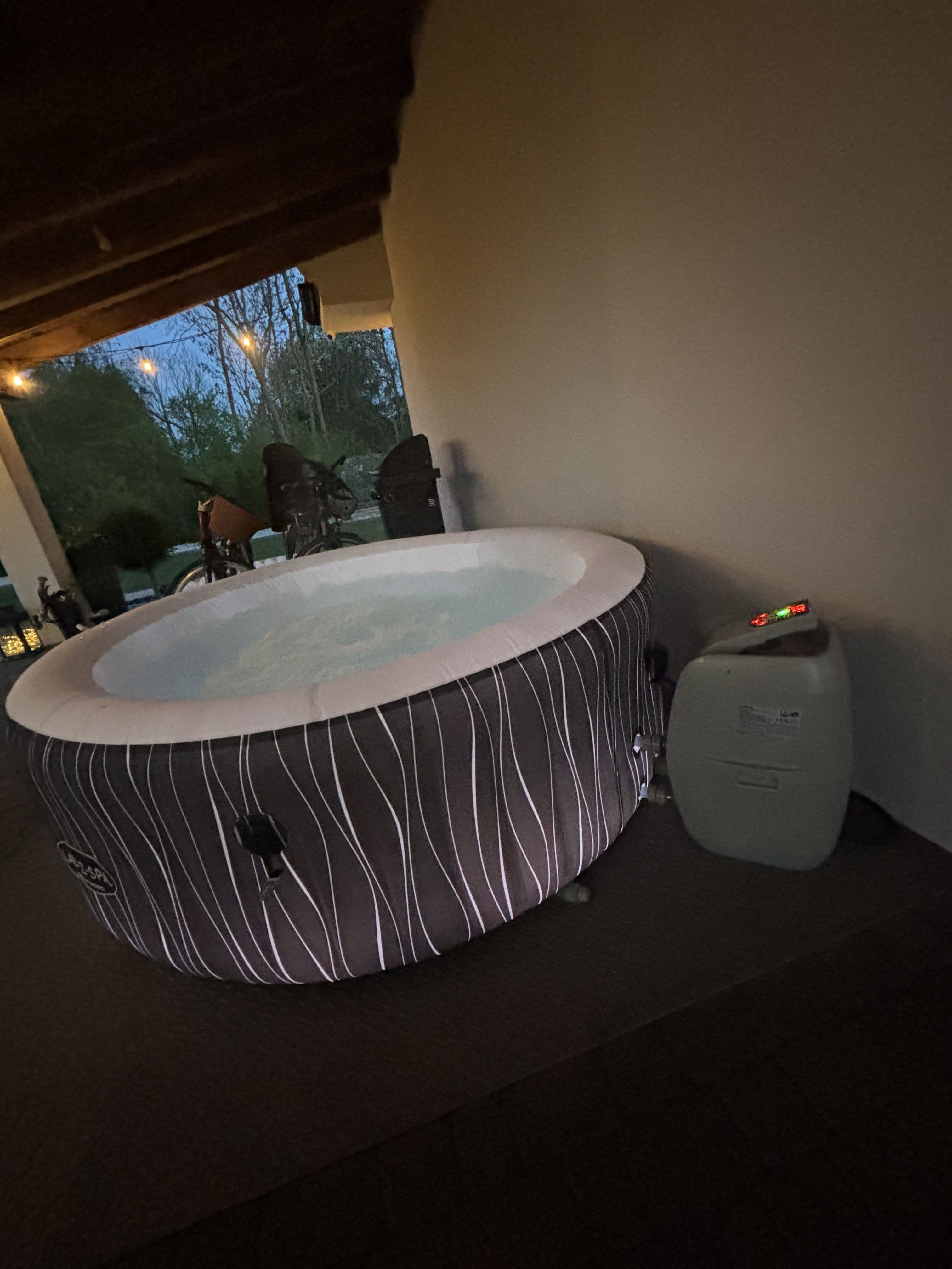 Dmuchane Jacuzzi Ogrodowe - Twój przydomowy luksus - Oświetlenie LED i poduszki GRATIS